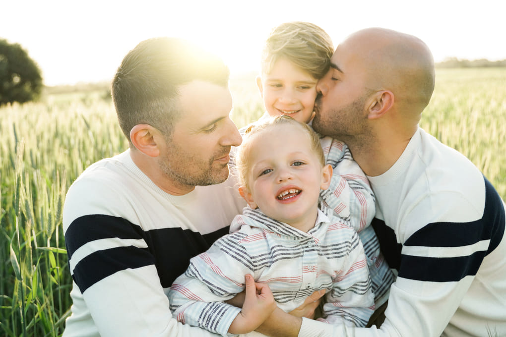 Family Aims: gestación subrogada inclusiva para parejas LGBTQ+ en Arizona